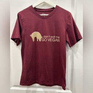 DeBor Men’s Don’t Eat Me Go Vegan Pig T Shirt Maroon Size Medium
